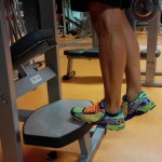 Trainingpt Entrenamiento personal estiramiento de gemelos con escalon paso 1