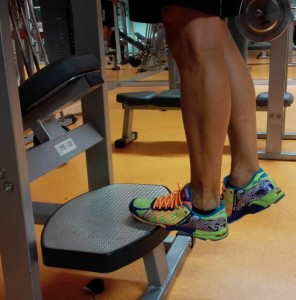 Trainingpt Entrenamiento personal estiramiento de gemelos con escalon paso 1