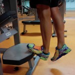 Trainingpt Entrenamiento personal estiramiento de gemelos con escalon paso 2